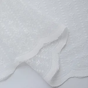 Moderne französische weiß bestickte Gardine mit zartem und feinem floralem Texturdetail