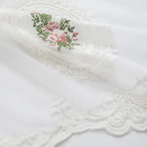 Elegante cortina de encaje blanco con delicado bordado floral para decorar la cocina