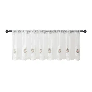 Elegante cortina corta de café de encaje bordado blanco con patrón floral y ondas