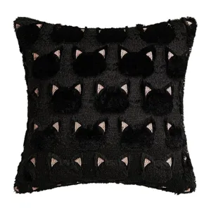 Housse de coussin noire en peluche avec motif de chat brodé pour Halloween.