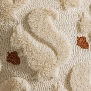 Detail van een herfst pluche kussenhoes met 3D eekhoorn en bladeren borduurwerk