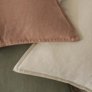 Primer plano de fundas de cojín de algodón y lino con bordes ribeteados en colores
