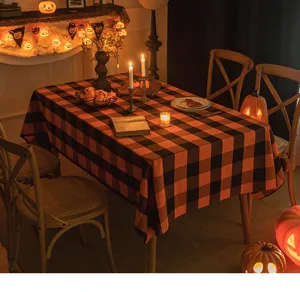 Tovaglia rettangolare di Halloween a quadretti arancioni e neri in un ambiente festivo