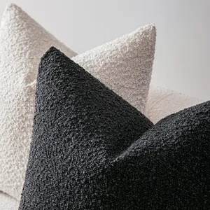 Luxuriöse strukturierte Bouclé-Wurfkissen in Anthrazit und Creme für elegante Sofadeko