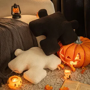 Cojines decorativos de peluche con forma de puzzle en blanco y negro para Halloween.