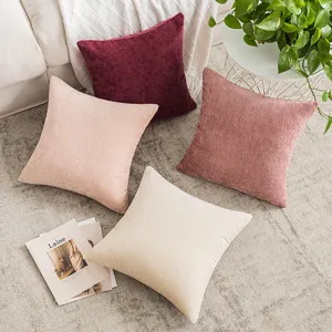 Set mit Chenille-Kissenbezügen mit Fischgrätmuster in warmen Tönen für das Sofa