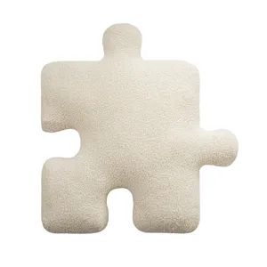 Cojín decorativo de sherpa crema con forma de pieza de rompecabezas para el hogar acogedor