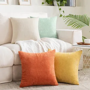 Set aus farbenfrohen Kissenbezügen aus Chenille mit Fischgrätmuster für das Sofa