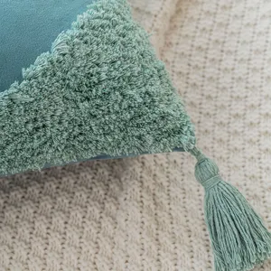 Funda de cojín de terciopelo suave con detalles de mechones y borlas decorativas