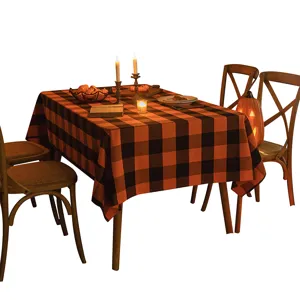 Tovaglia rettangolare di Halloween a scacchi arancione e nero per decorazioni festive.