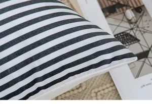 Λεπτομέρεια ριγέ βαμβακερής μαξιλαροθήκης με μίνιμαλ σχέδιο και υφή υφάσματος.