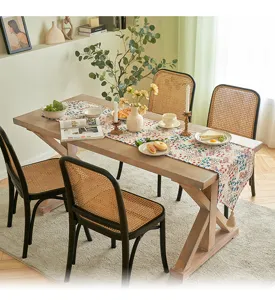 Runner da tavola stile boho americano con fiori e nappe su un tavolo da pranzo rustico