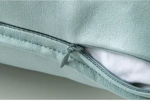 Detalle macro de cremallera oculta y costuras en funda de cojín de cuero PU