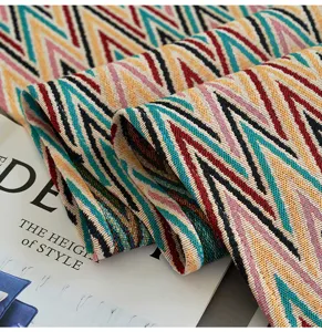 Primo piano di un runner da tavola intrecciato con motivo chevron bohémien colorato.