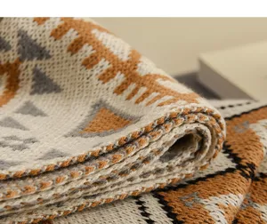 Nahaufnahme der böhmischen geometrischen Strickdecke mit dicker weicher Textur
