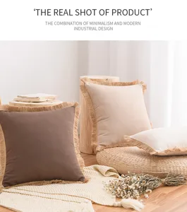 Vue détaillée de housses de coussin en lin avec franges dans un décor minimaliste