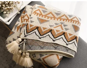 Detailansicht der böhmischen geometrischen Strickdecke mit den dekorativen Quasten