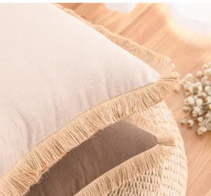 Gros plan de la housse de coussin en coton et lin avec franges