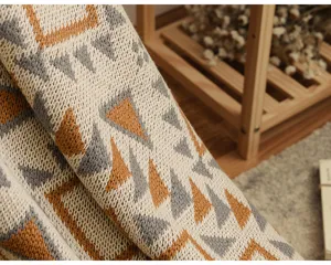 Nahaufnahme einer böhmischen Strickdecke mit dickem, geometrischem Texturmuster