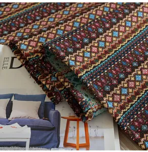 Trama dettagliata di un runner da tavola tessuto in stile boho con motivi etnici