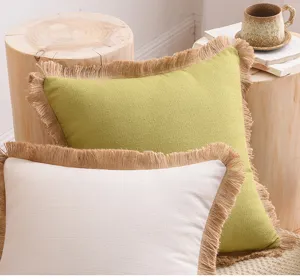 Vue détaillée de housses de coussin en coton et lin unis avec bordure à franges