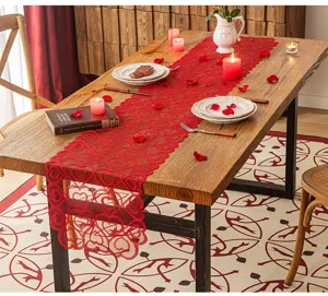 Romantischer roter Spitzen-Tischläufer mit Herzmuster für Valentinstag-Tischdeko.