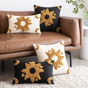 Copricuscini a stella geometrica trapuntati su divano in pelle per decoro di lusso