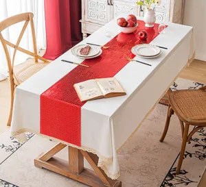 Roter Spiegel-Pailletten-Tischläufer auf weißer Spitzendecke für Hochzeiten