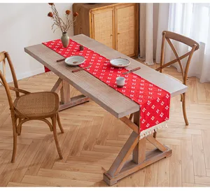 Detalle de un camino de mesa de algodón rojo con patrón de estrellas en comedor rústico