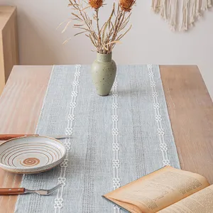 Eleganter minimalistischer hellblauer gestreifter Tischläufer in einer gemütlichen Esszimmer-Szene