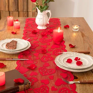 Eleganter roter Spitzen-Tischläufer mit Herzmuster für die Valentinstag-Tischdekoration