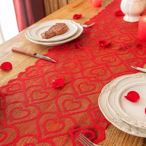 Romantischer roter Spitzen-Tischläufer mit Herzmustern für Valentinstag-Dekoration