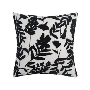 Funda de cojín bordada con flores empenachadas en blanco y negro para sofá.