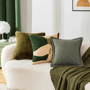 Housses de coussin vertes de style Ins avec motifs pied-de-poule et abstraits sur canapé
