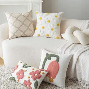 Housses de coussin touffetées nordiques avec motifs tulipes et marguerites