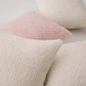 Getextureerde kussenslopen van imitatiekonijnenbont in crème en roze voor een knus huis