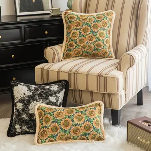 Housses de coussin élégantes en jacquard de tournesol sur un fauteuil classique rayé