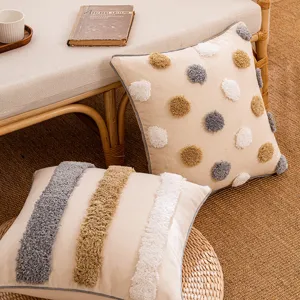Fodere per cuscini trapuntate boho con pompon geometrici e strisce per il divano