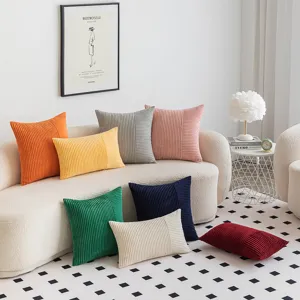 Moderne minimalistische Cord-Patchwork-Kissenbezüge in verschiedenen Farben auf dem Sofa