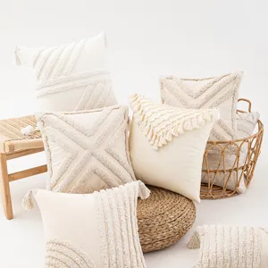 Boho φουντωτές θήκες μαξιλαριών με γεωμετρικό κέντημα και φούντες σε κρεμ λευκό