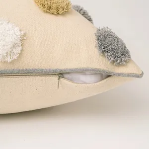 Fodera per cuscino boho con pompon colorati e dettaglio cerniera invisibile di qualità