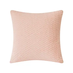 Roze kussenhoes van imitatie konijnenbont met een elegante geweven gesneden textuur