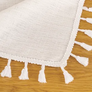 Boho βαμβακερό λινό τραπεζομάντιλο με κομψά λευκά κρόσσια και δαντελωτό τελείωμα.