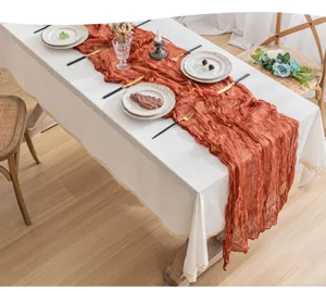 Runner da tavola in garza terracotta rustica con pieghe naturali per decorazioni nuziali