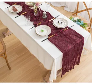 Elegante runner da tavola in garza di Bali bordeaux pieghettato per matrimoni.