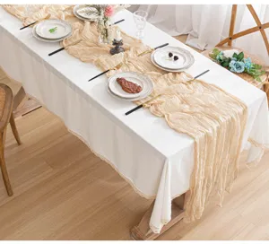 Elegante runner da tavola in garza color champagne su tovaglia di pizzo bianco