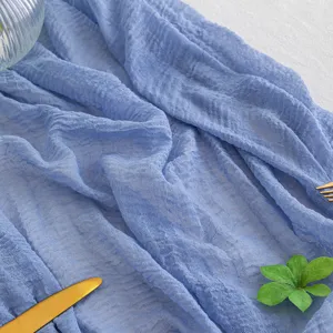 Runner da tavola in garza azzurro stropicciato ideale per decorazioni di nozze e feste eleganti.
