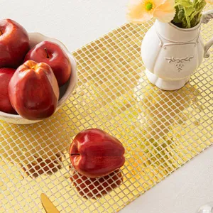 Eleganter Tischläufer mit goldenen Pailletten für Hochzeiten und Partys.