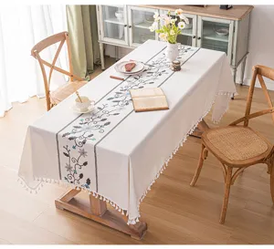 Tovaglia rettangolare ricamata a fiori con nappe bianche in un accogliente ambiente da pranzo