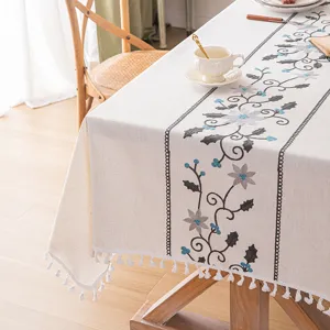 Tovaglia rettangolare elegante ricamata con fiori e nappe decorative bianche per casa